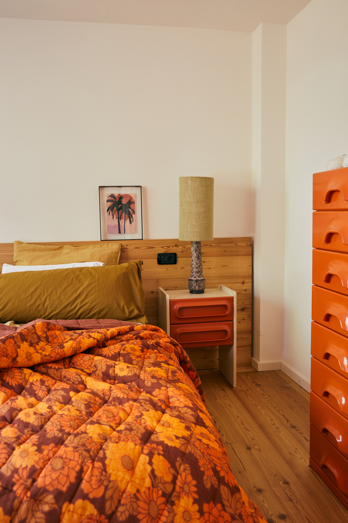 Dormitorio decorado en tonos naranjas