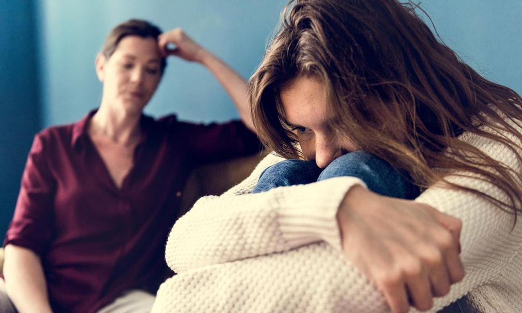 madre poniendo l mites a su hija adolescente