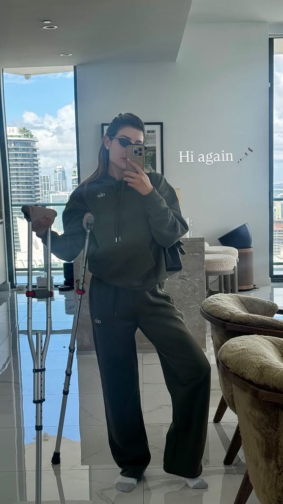Michelle Salas reapareció en redes apoyada en unas muletas, preocupando a sus fans