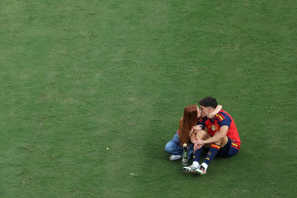 Pau Cubarsí y su novia Martina, besándose tras la final del Mundial