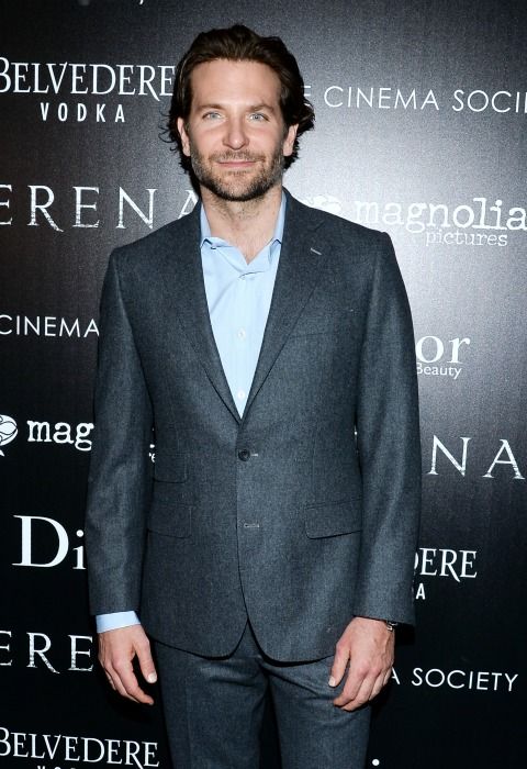 Bradley Cooper, sacando partido a su camisa azul celeste durante el screening de 'Serena'.
