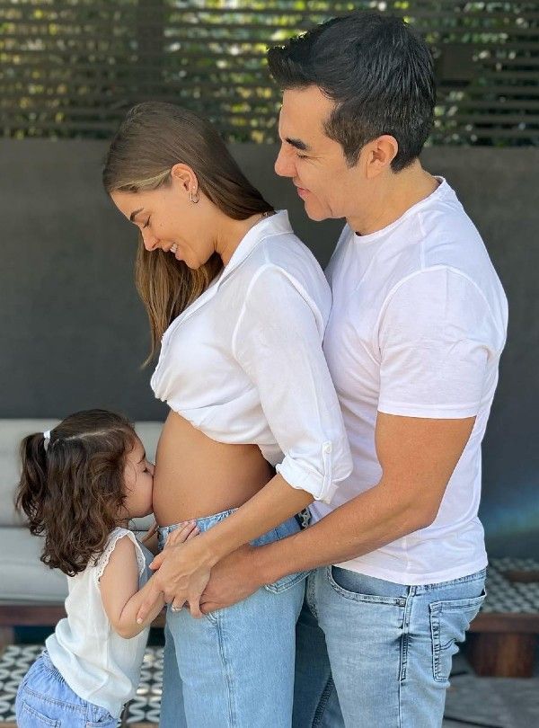 Adrián Uribe y familia