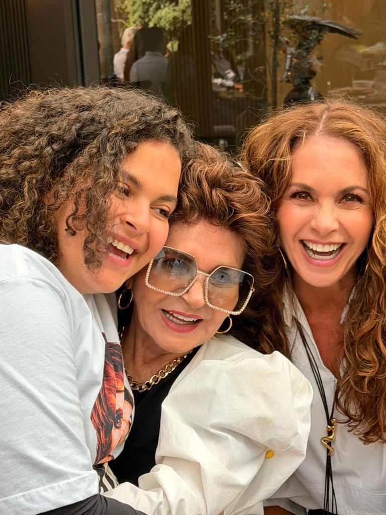Lucero también honró a su propia mamá, Lucero León, el Día de las Madres.