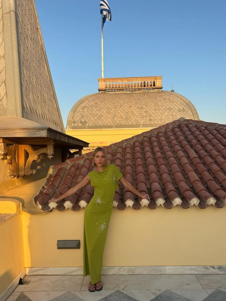 El vestido limoncello de Olympia de Grecia con cristales y perlas para una exclusiva boda en una isla privada