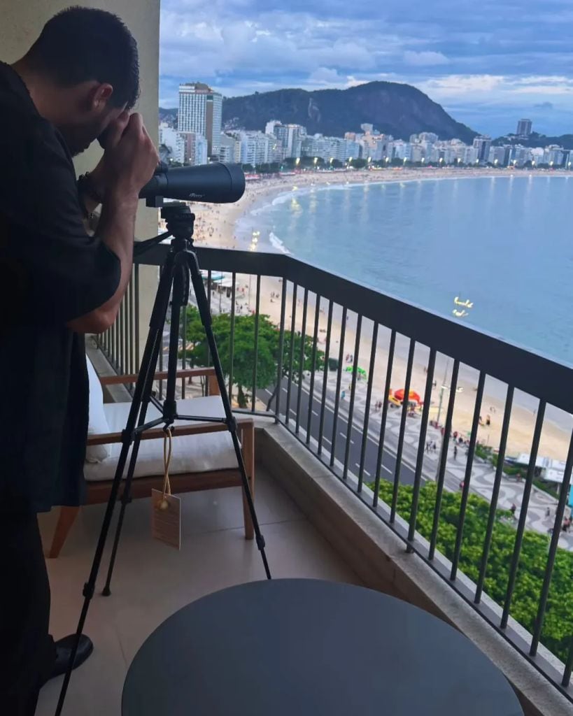 Can Yaman disfrutando de las vistas desde su habitación