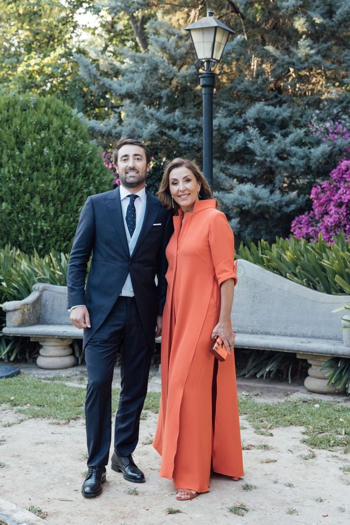 Madrinas de boda con pantalón y abrigo