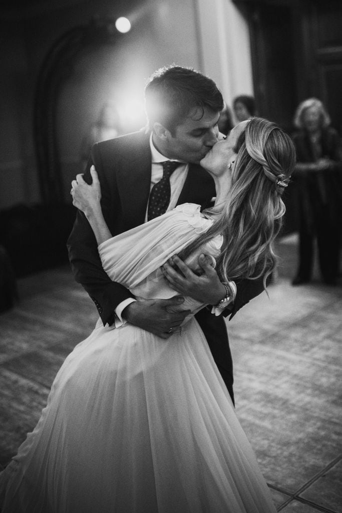 Beso de Sylvia Salas y Martín Gabilondo tras el baile de novios en blanco y negro