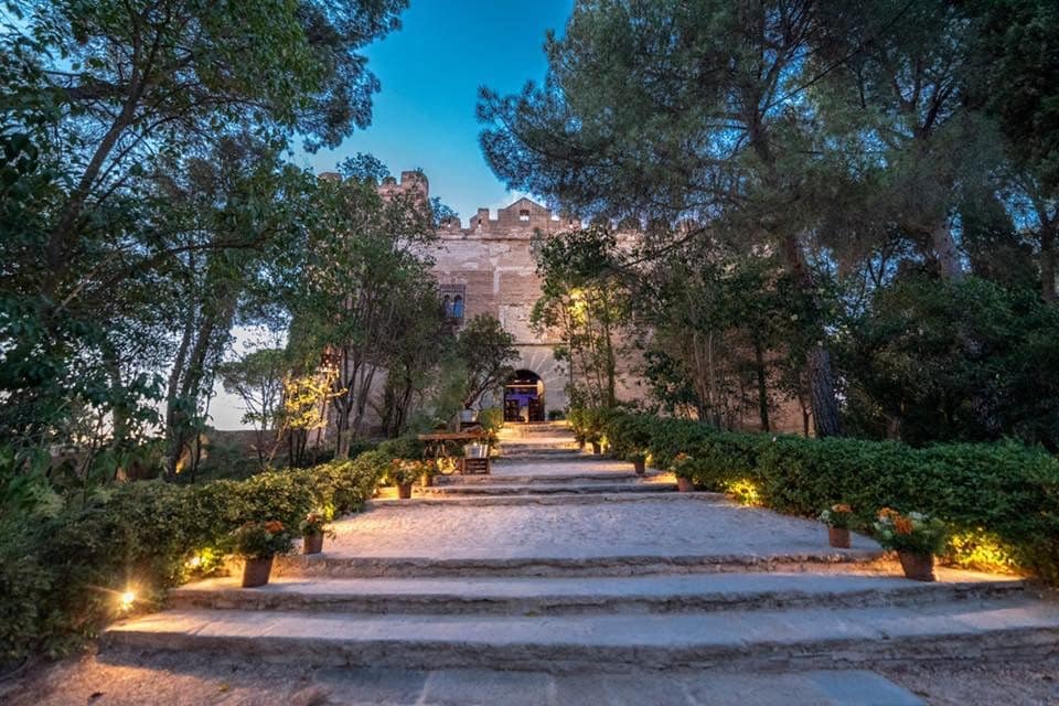 Majestuosa entrada del Castillo de Batres
