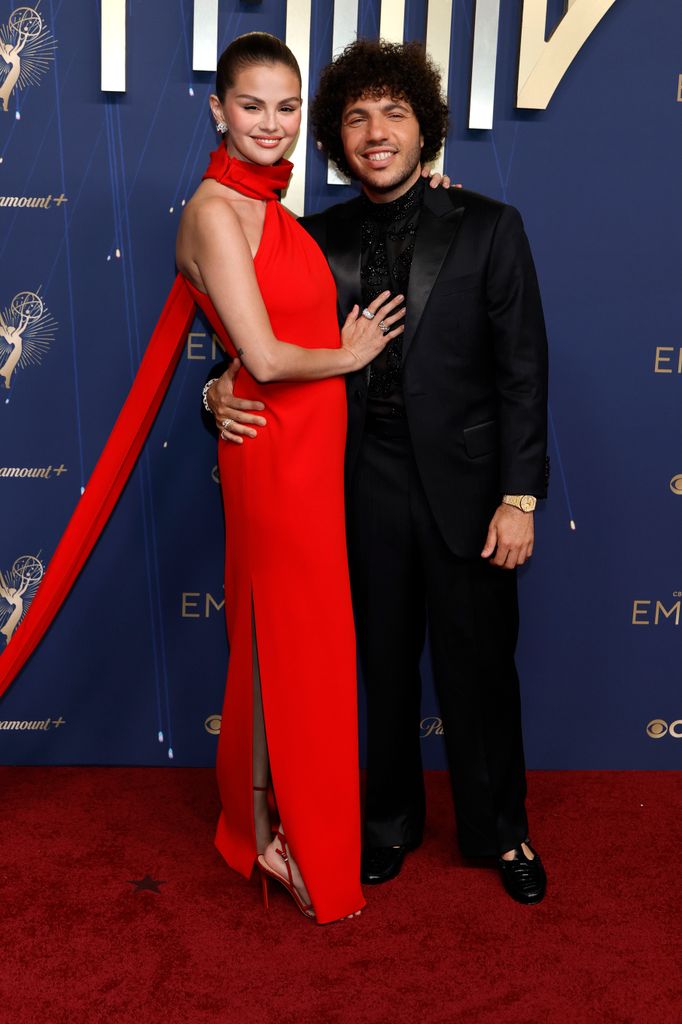 Selena Gomez y Benny Blanco en los Emmy Awards 2025. 