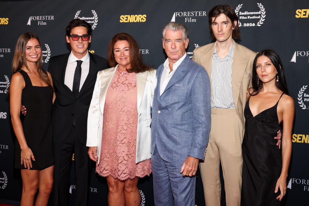 Pierce Brosnan, rodeado de su mujer, Keely-Shaye Smith sus hijos, Paris y Dylan, y sus novias en el estreno de 'Seniors' en Los Ángeles