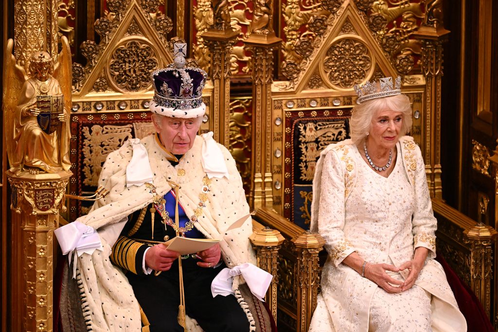 La nueva reforma se convertirá en ley una vez que el rey Carlos III apruebe y conceda el asentimiento real. En la imagen, sentado en el Trono del Soberano de la Cámara de los Lores, en la apertura del Parlamento
