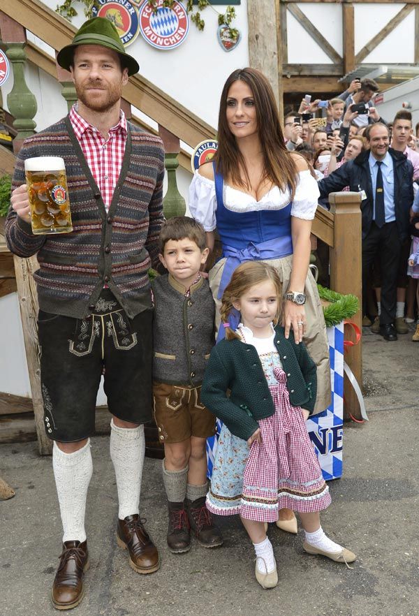 La familia de Xabi Alonso y Nagore Aranburu se ha adaptado a la perfección a la vida en Alemania y no dudan en participan en fiestas típicas como el Oktoberfert
