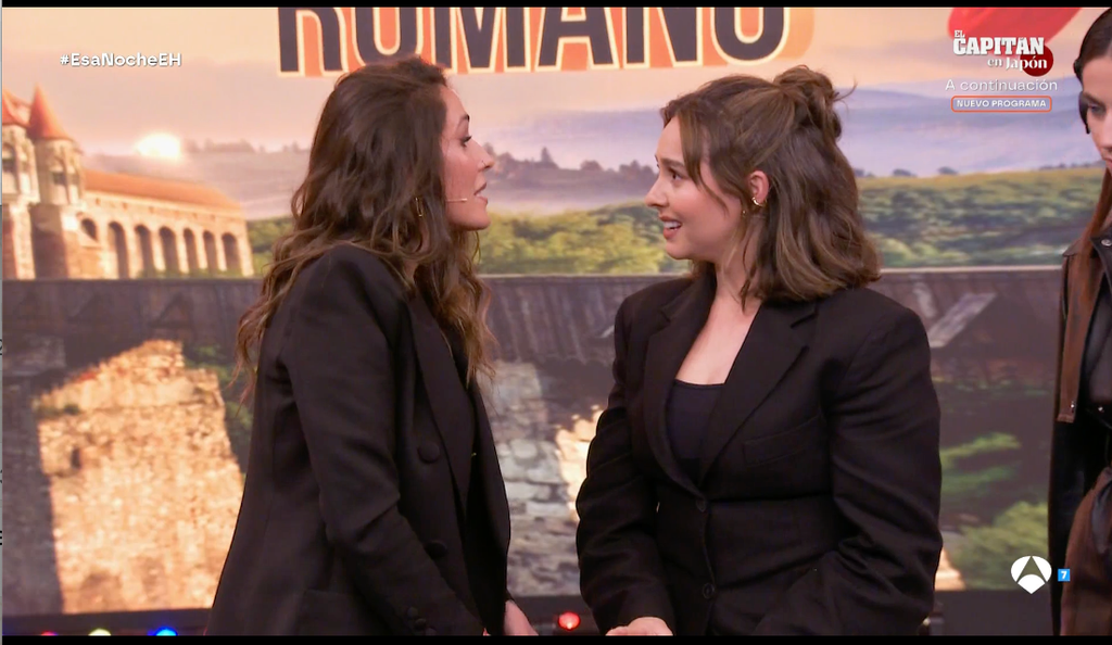 Paula con Malú, que ha interrumpido el programa por sorpresa