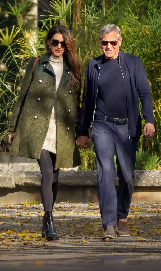 George y Amal Clooney paseando plácidamente