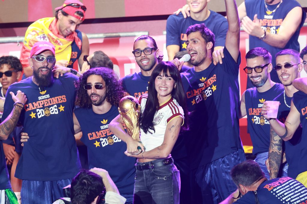 Aitana, con la Copa del Mundo y los jugadores de la Selección Española