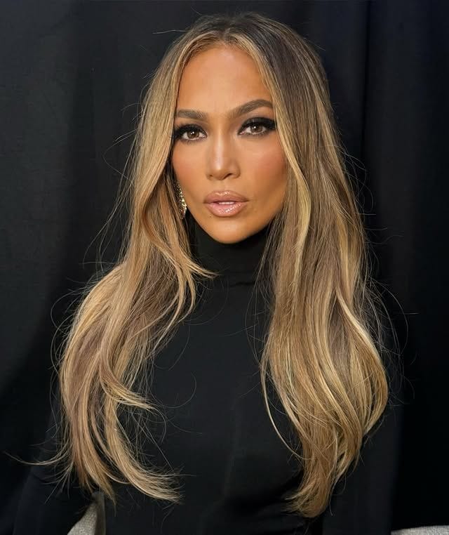 Jennifer Lopez con pelo largo y jersey de cuello vuelto negro