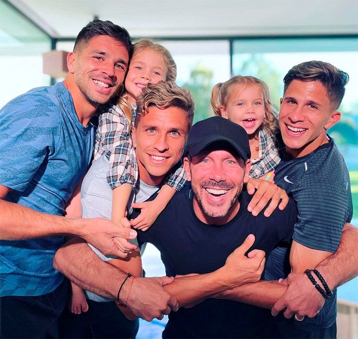 Simeone con sus hijos