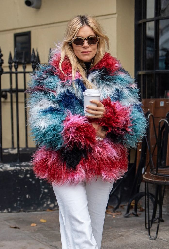 Sienna Miller en Notting Hill con abrigo de Desigual, 2025.