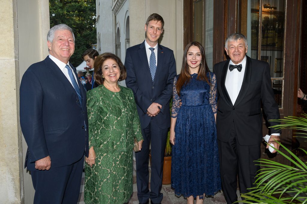 Elia Zaharia, junto a la familia real albanesa