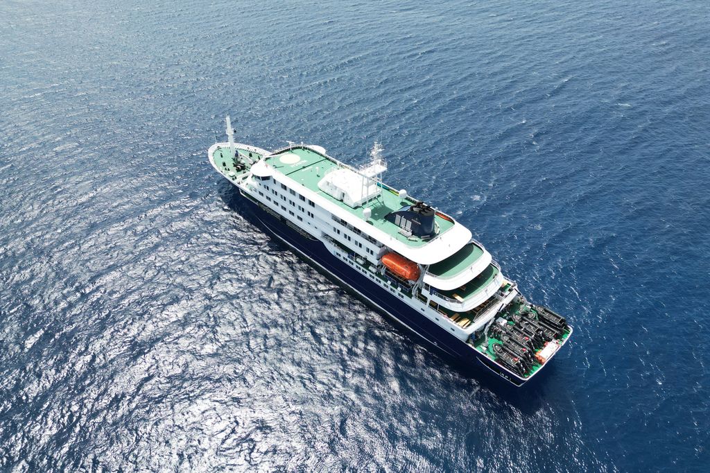 Vista aérea del crucero MV Hondius, fondeado frente a Cabo Verde tras el presunto brote de hantavirus que obligó a activar medidas de aislamiento y vigilancia sanitaria a bordo