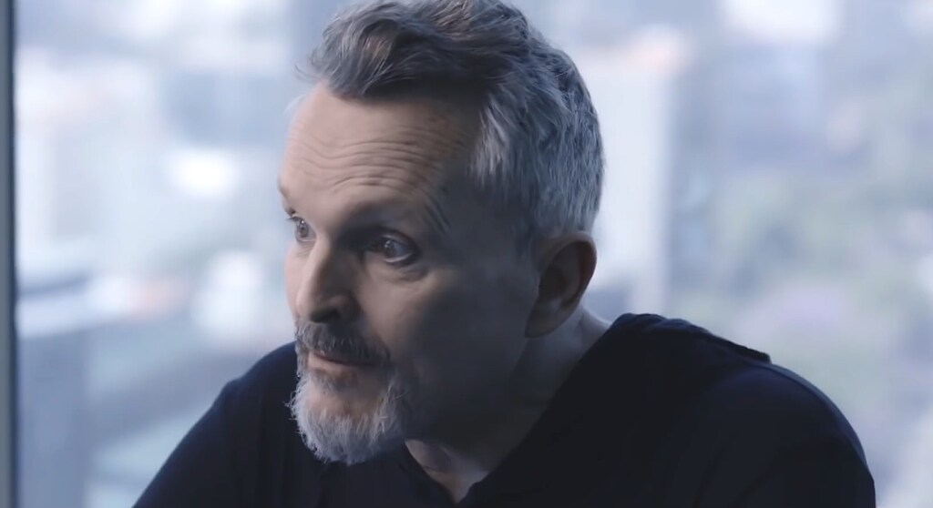 Primer plano de Miguel Bosé en una entrevista