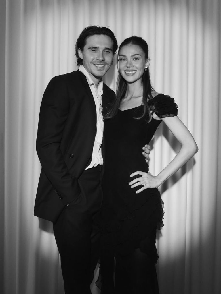 Brooklyn Beckham compartió esta foto junto a Nicola al celebrar el aniversario de su compromiso.
