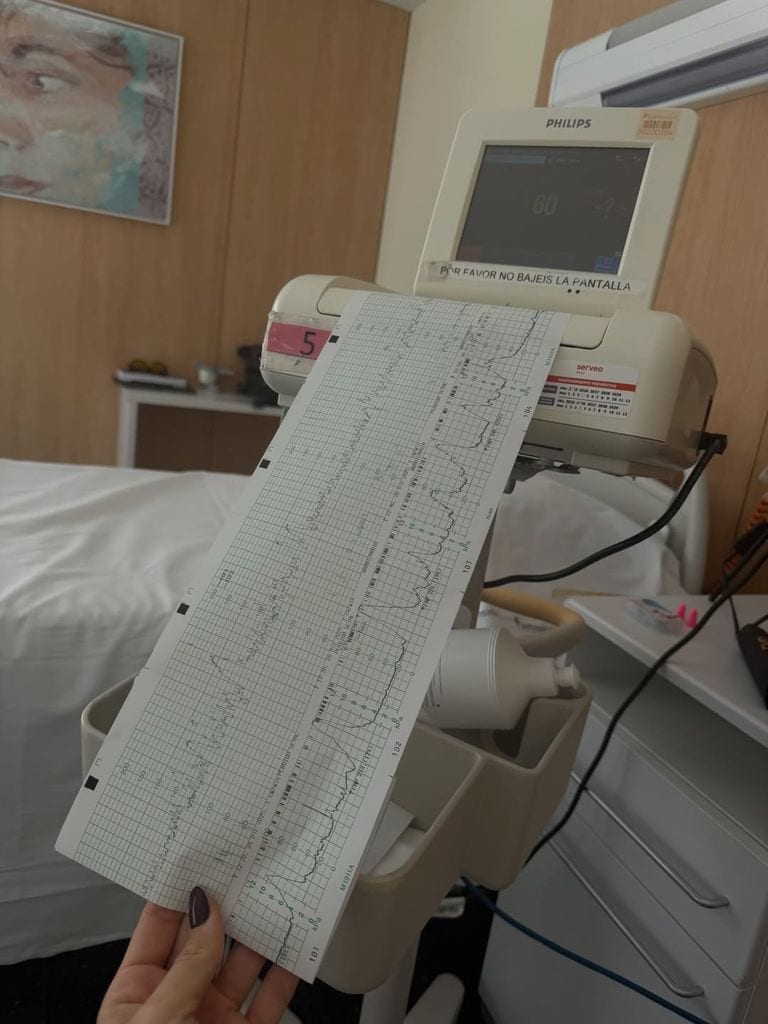 Estela muestra los resultados del monitor fetal