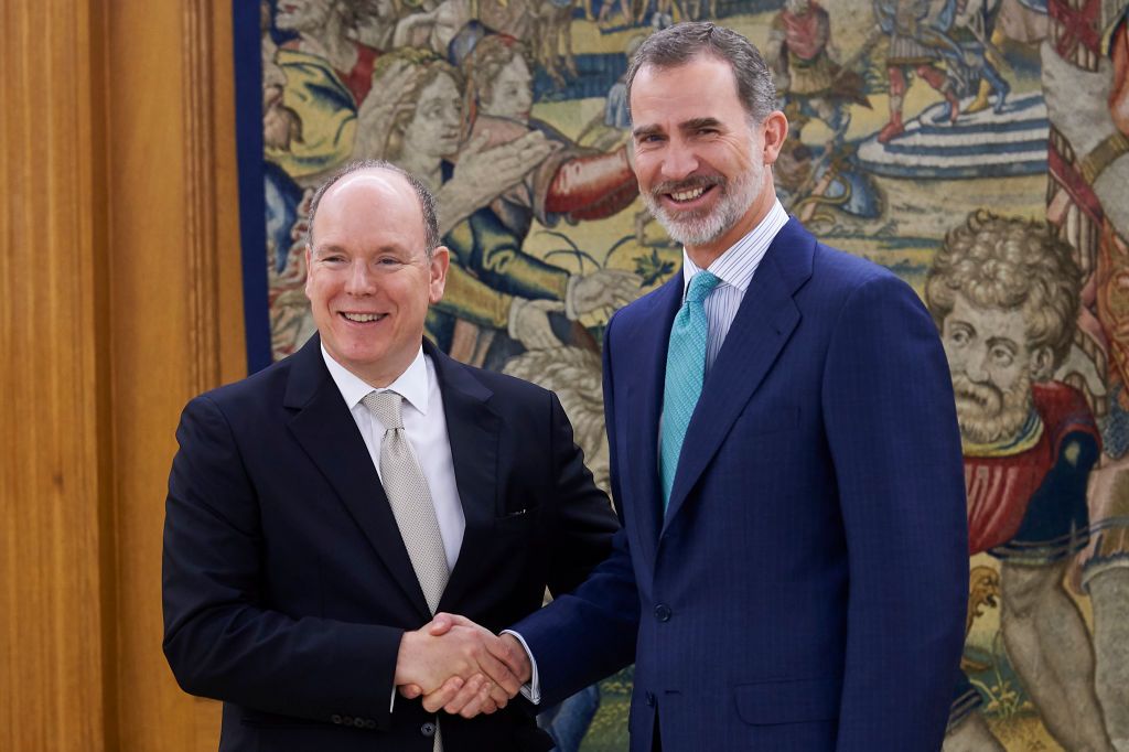 Imagen de archivo de un encuentro entre el rey Felipe y Alberto de Mónaco en el Palacio de la Zarzuela en 2019