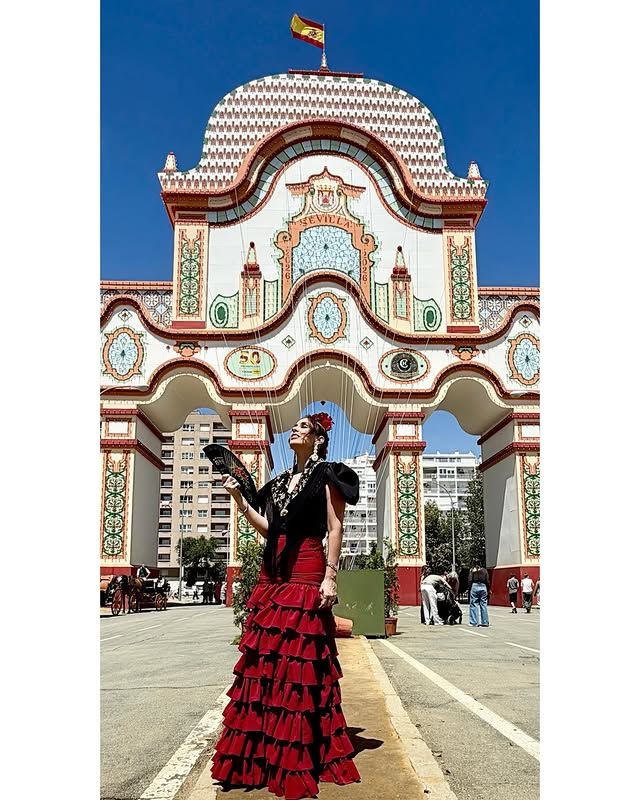 Jacky Bracamontes en Sevilla, guapísima.