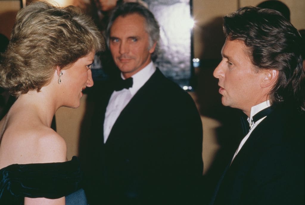 Diana de Gales habla con Michael Douglas en la premiere en Londres de 'Wall Street'... y de fondo vemos a un joven Terence Stamp, que también formaba parte del elenco del filme