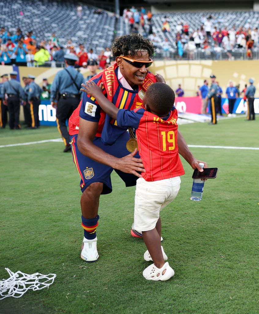 Lamine Yamal en la cancha celebrando con su hermanito el triunfo de 'La Roja' sobre Argentina en la final del Mundial 2026.