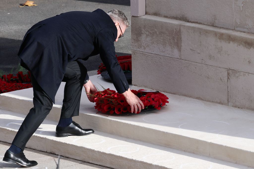 El primer ministro de Reino Unido, Keir Starmer, deja una corona de amapolas