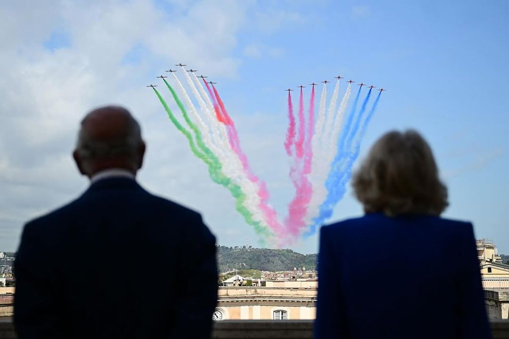 El rey Carlos III y la reina Camilla observan el despliegue de aviones con los colores de las banderas de Italia y el Reino Unido 