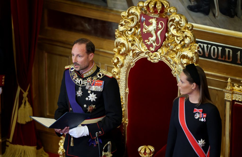 El rey Haakon VIII de Noruega (i) presta juramento ante la Constitución en la Cámara Principal del Parlamento noruego, el Storting, en Oslo, mientras su hija, la princesa heredera Ingrid Alexandra, observa durante la ceremonia celebrada el 1 de septiembre de 2026