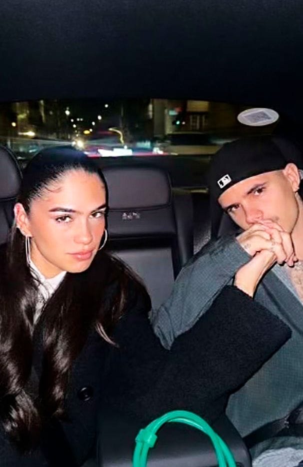 Plano medio de Romeo Beckham con Kim Turnbull en un coche