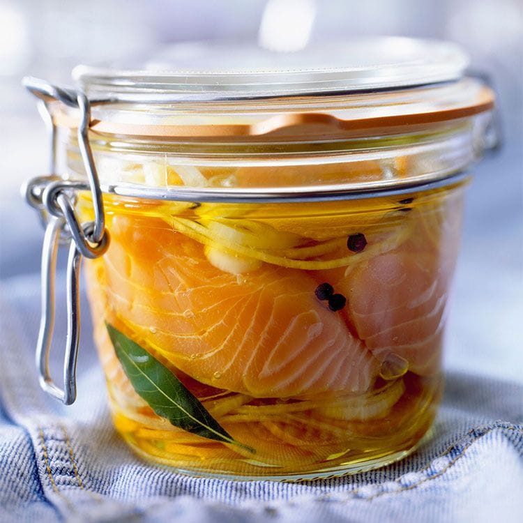 Salmón con cebolla en aceite de oliva