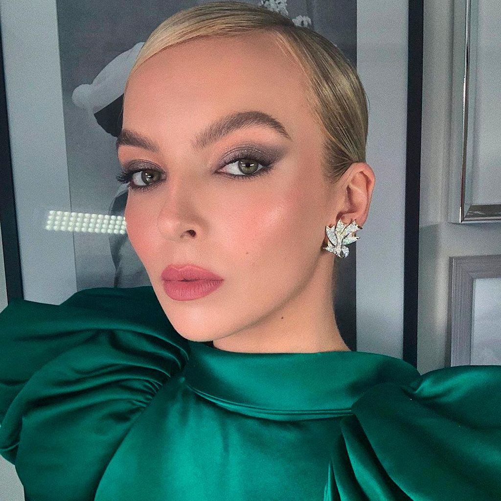 jodie comer presume ojos metalizados