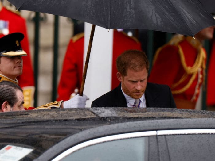 El príncipe Harry en la coronación de Carlos III 
