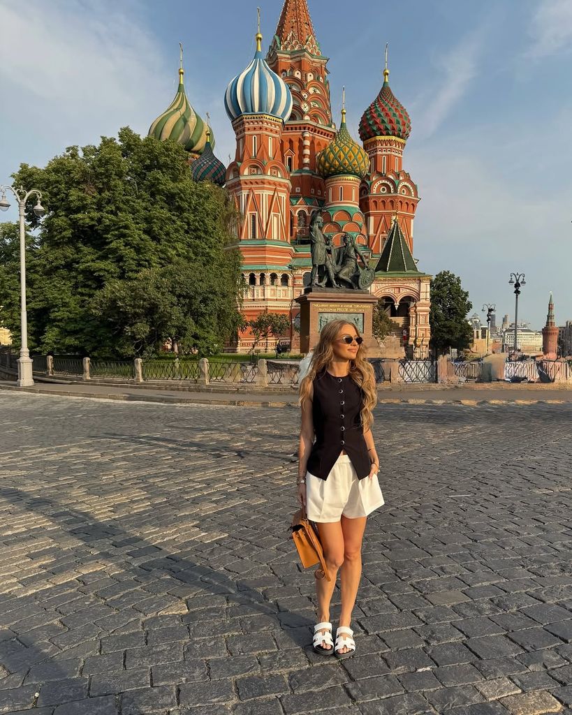 Irina Baeva aprovechó para posar con los lugares más emblemáticos de Moscú