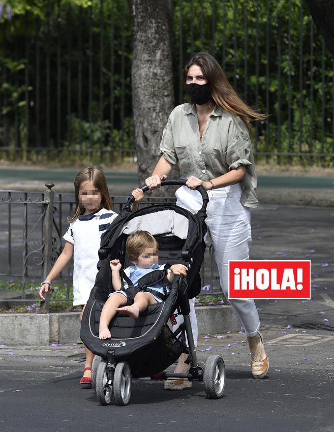 Lourdes Montes paseando con sus hijos Carmen y Curro