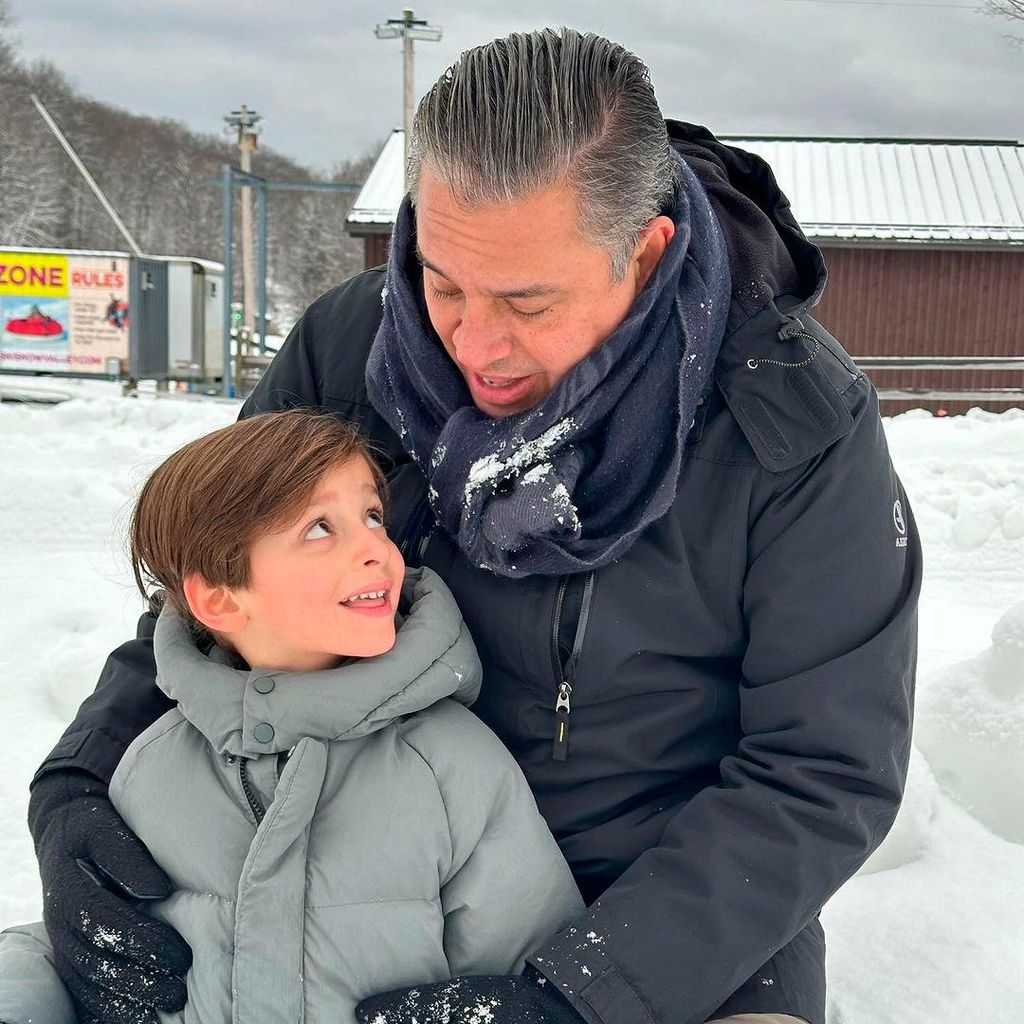 daniel sarcos con su hijo