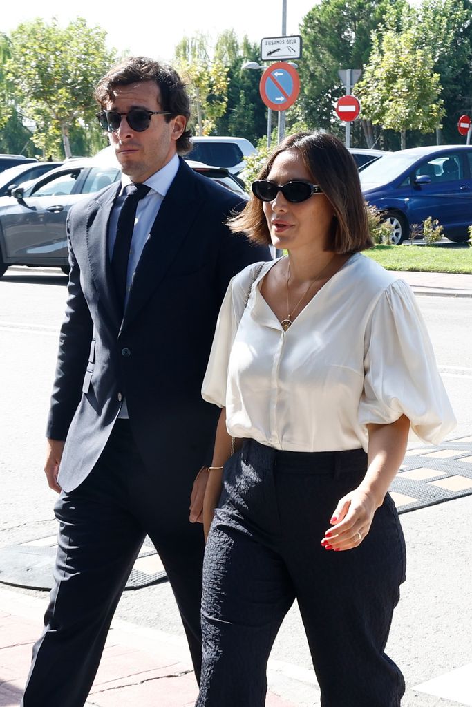  Isabel Preysler, Tamara Falco e Íñigo Onieva en el tanatorio de Caritina Goyanes en Madrid