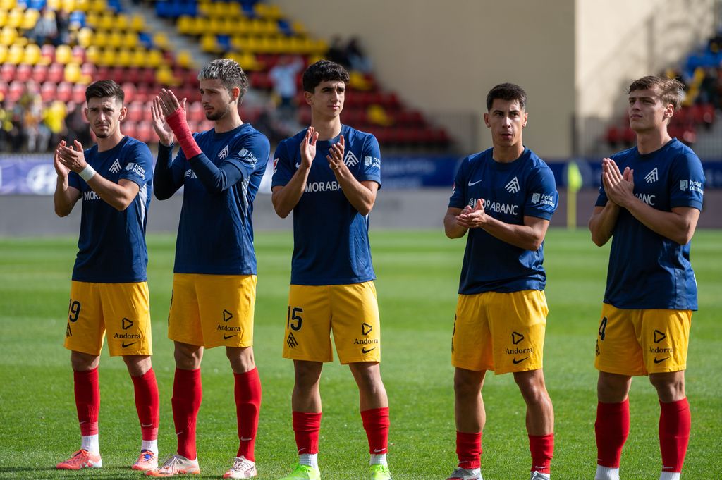 Jugadores del FC Andorra sobre el césped antes de comenzar su partido de este domingo