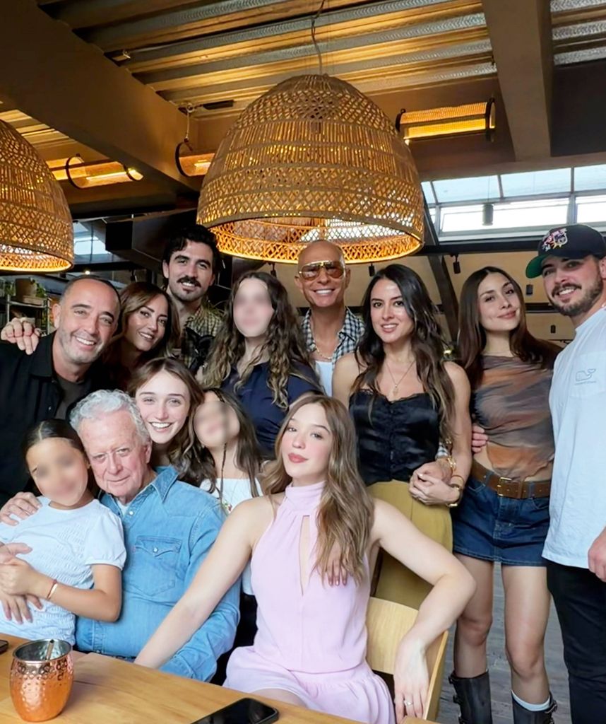 Las actuales parejas de Andrea Legarreta y Erik Rubín estuvieron en el festejo familiar.
