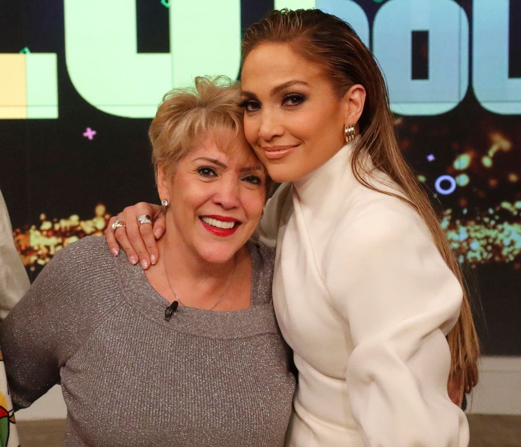 La madre de Jennifer Lopez se mostró ilusionada con la idea de que su hija gane un Oscar.