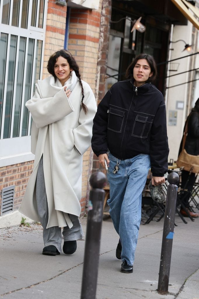 Rosalía y Loli Bahía caminaron tomadas de la mano por las calles de París