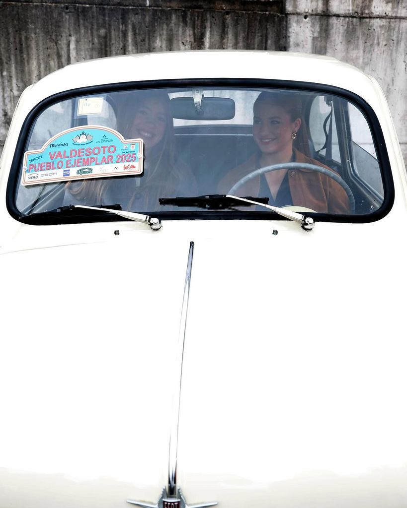 Leonor al volante y su hermana de copiloto en Valdesoto