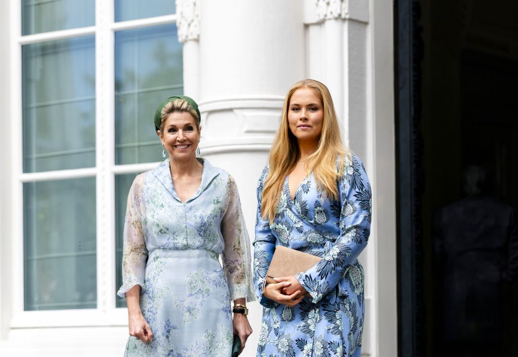 Máxima de Holanda y la princesa Amalia en La Haya con vestidos azules flores, 2026.