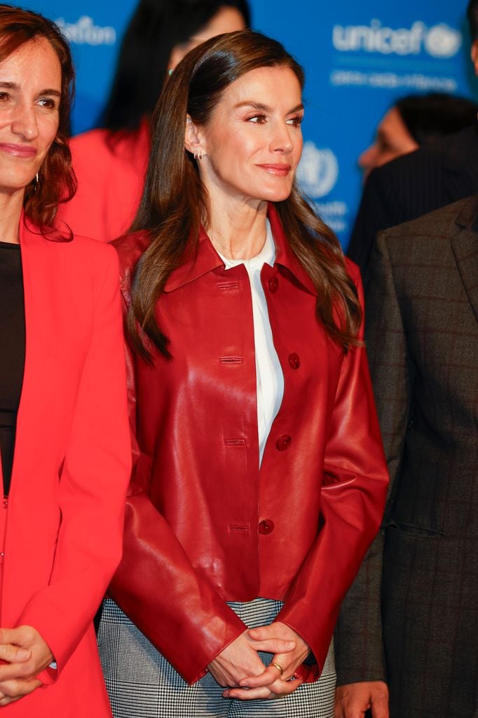 La reina Letizia repite look con su rompedora chaqueta de piel roja