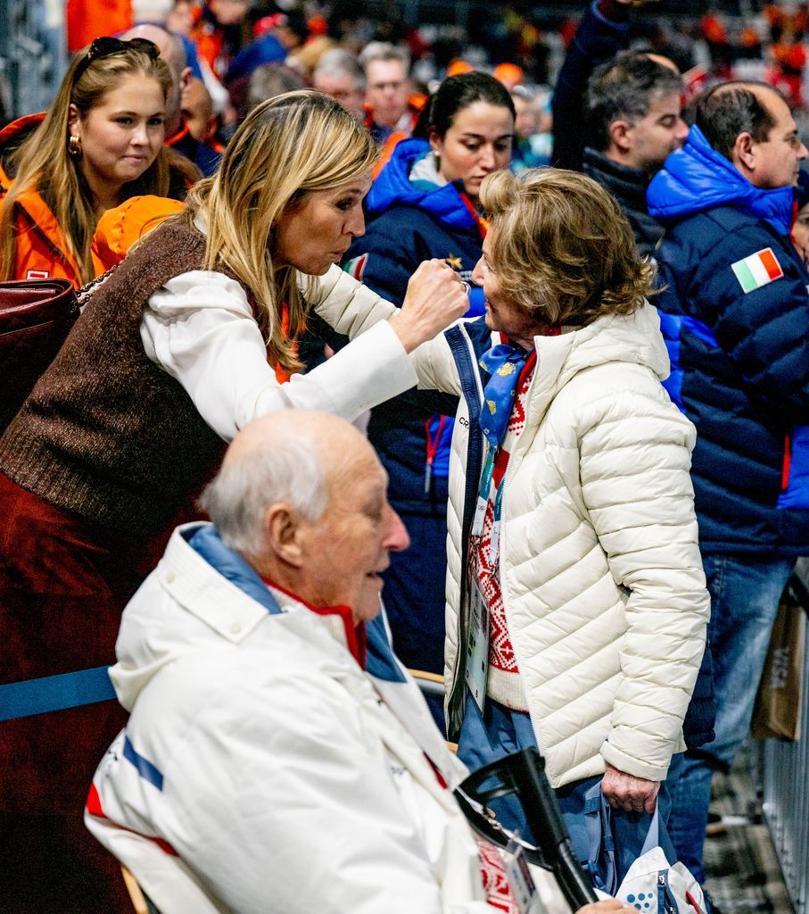 Guillermo, Maxima y Amalia de Holanda saludando a los reyes Harald y Sonia de Noruega en los Juegos Olímpicos de Invierno Milano Cortina 2026